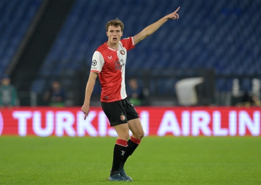 随着足球在 随着足球在