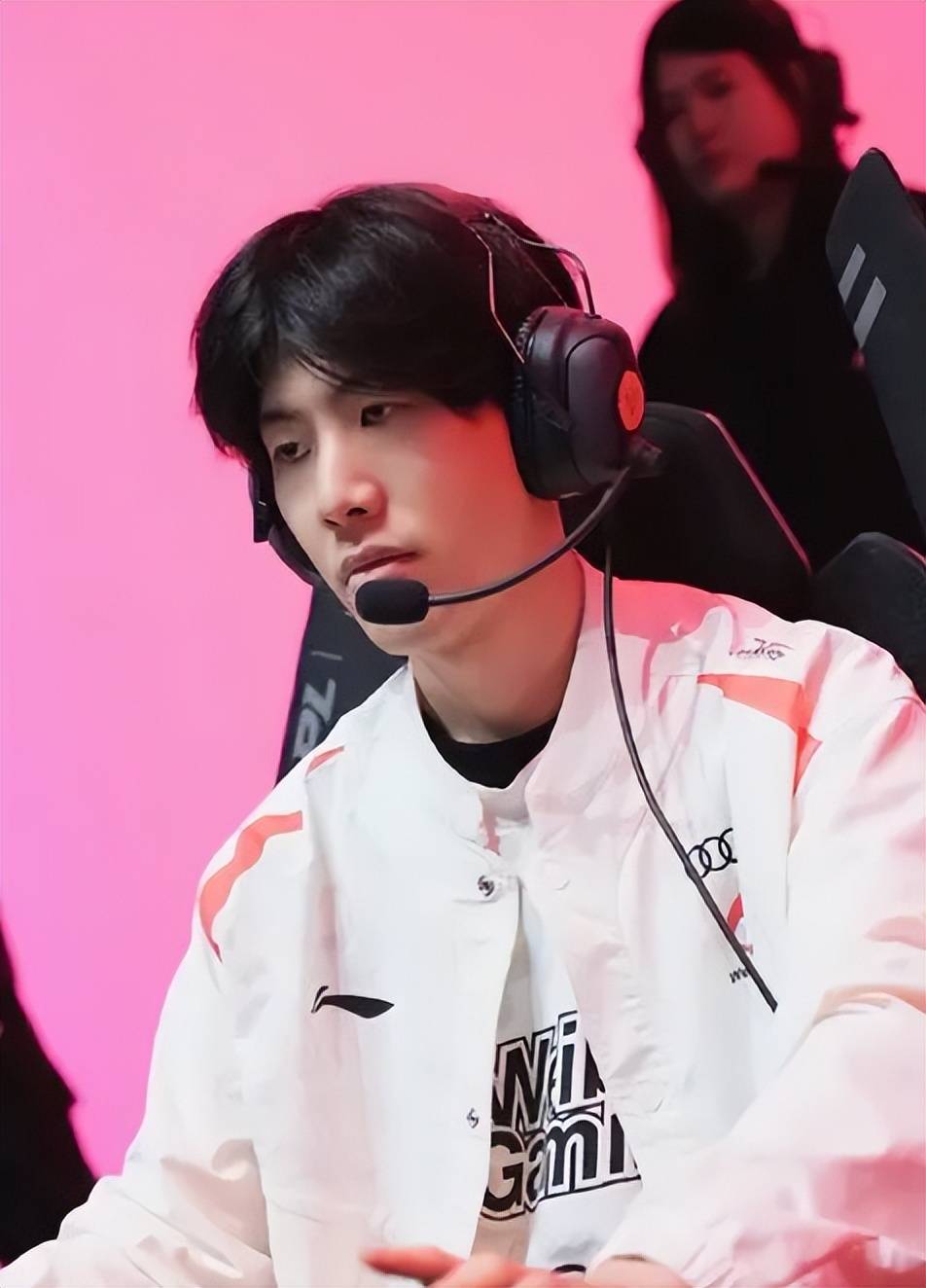 形成对比的 形成对比的